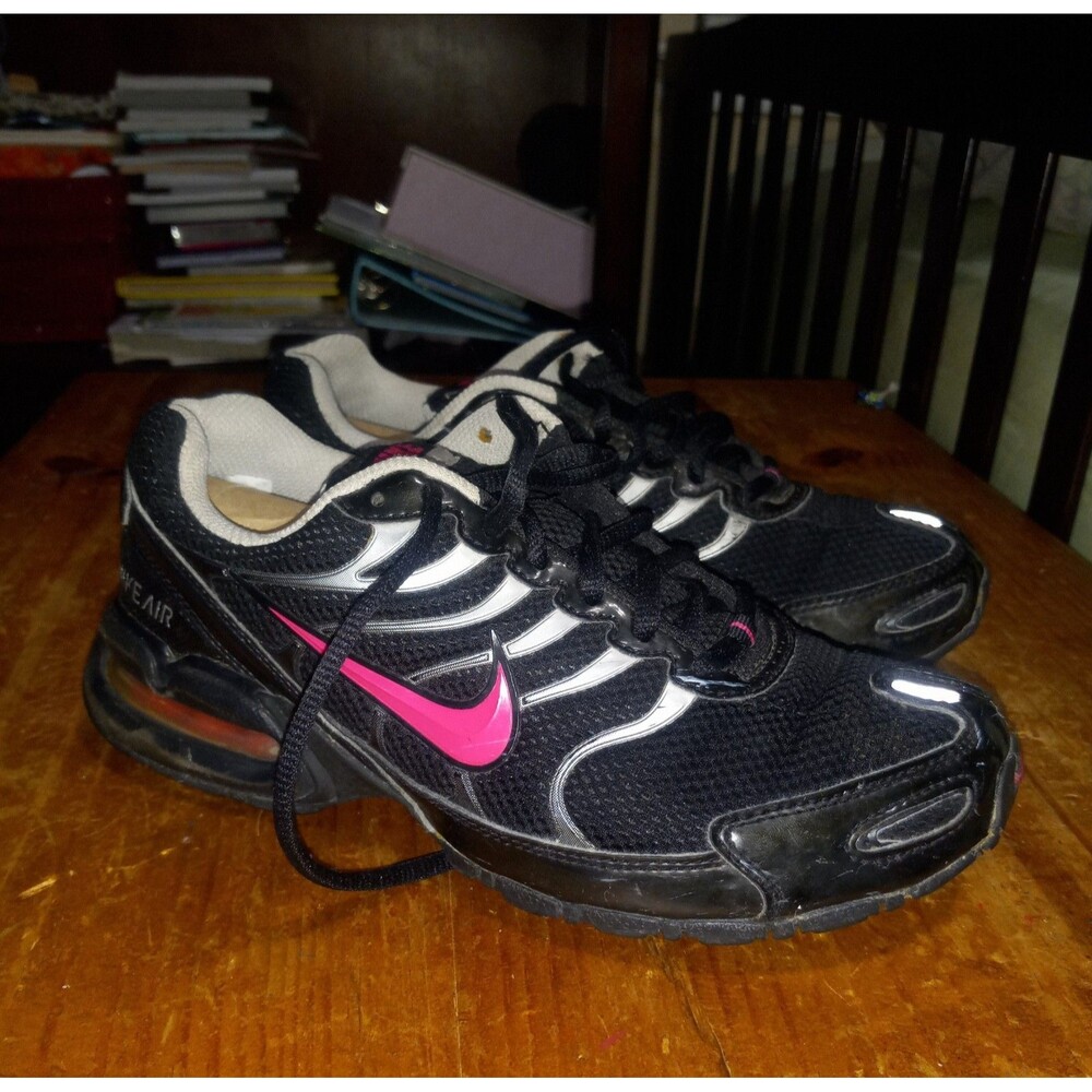 Women's Size 7 Nike Air Max Torch 4 in Black/Hot Pink